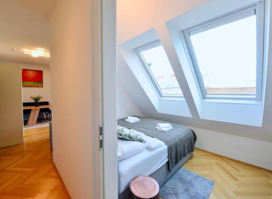 Apartment Modern Attic Flat With 2 Bedrooms