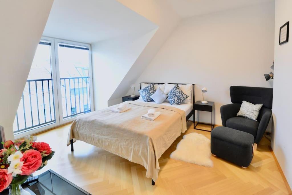 Modern Attic Flat With 2 Bedrooms *