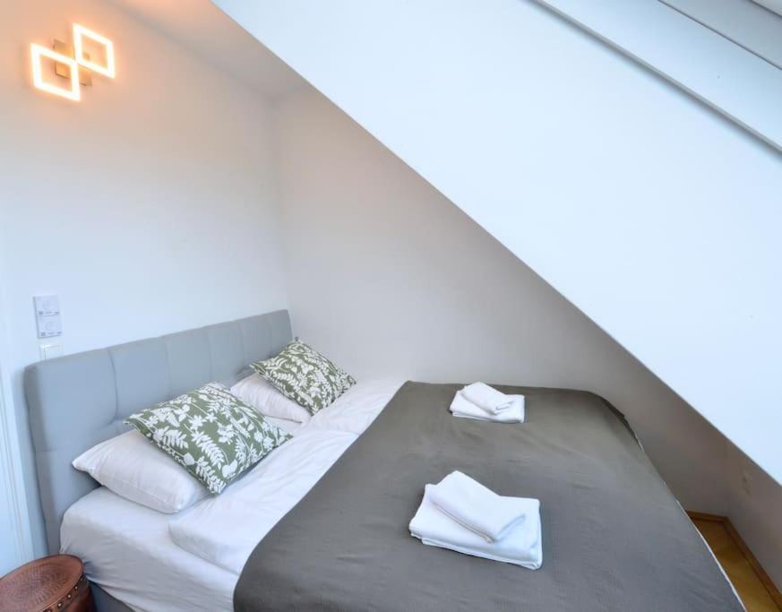 Modern Attic Flat With 2 Bedrooms Apartment *