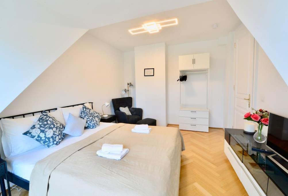 Modern Attic Flat With 2 Bedrooms Apartment Wien