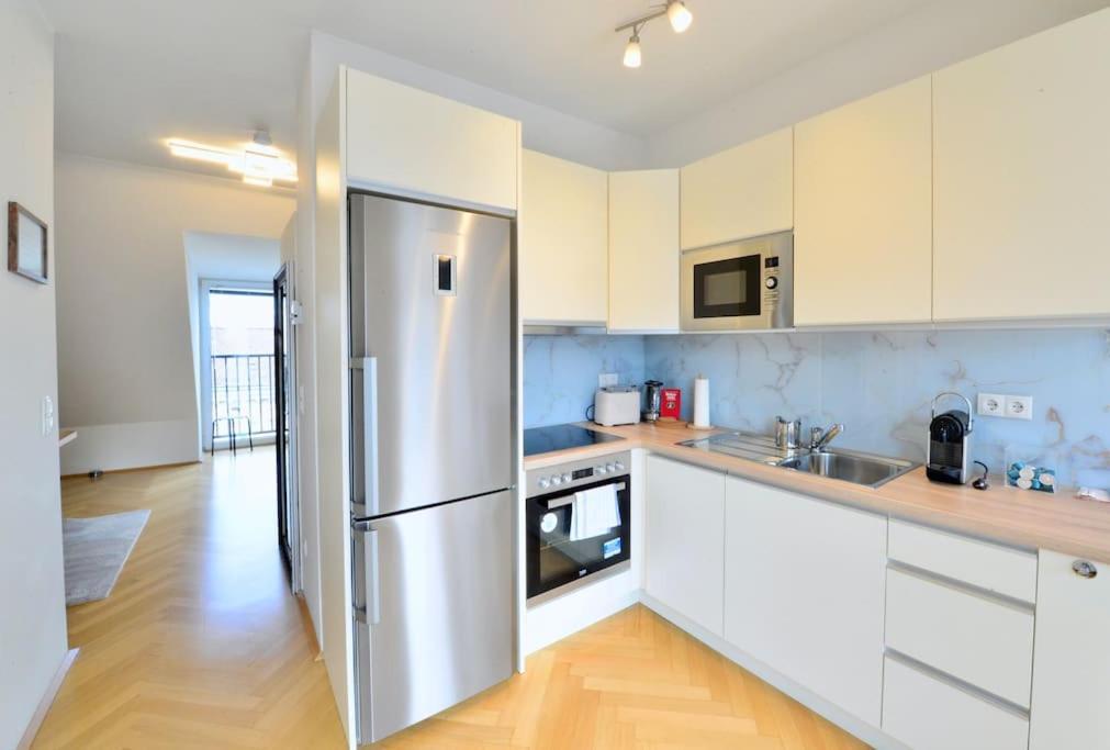 Modern Attic Flat With 2 Bedrooms Apartment *