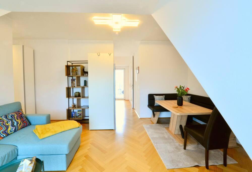 Modern Attic Flat With 2 Bedrooms Apartment *